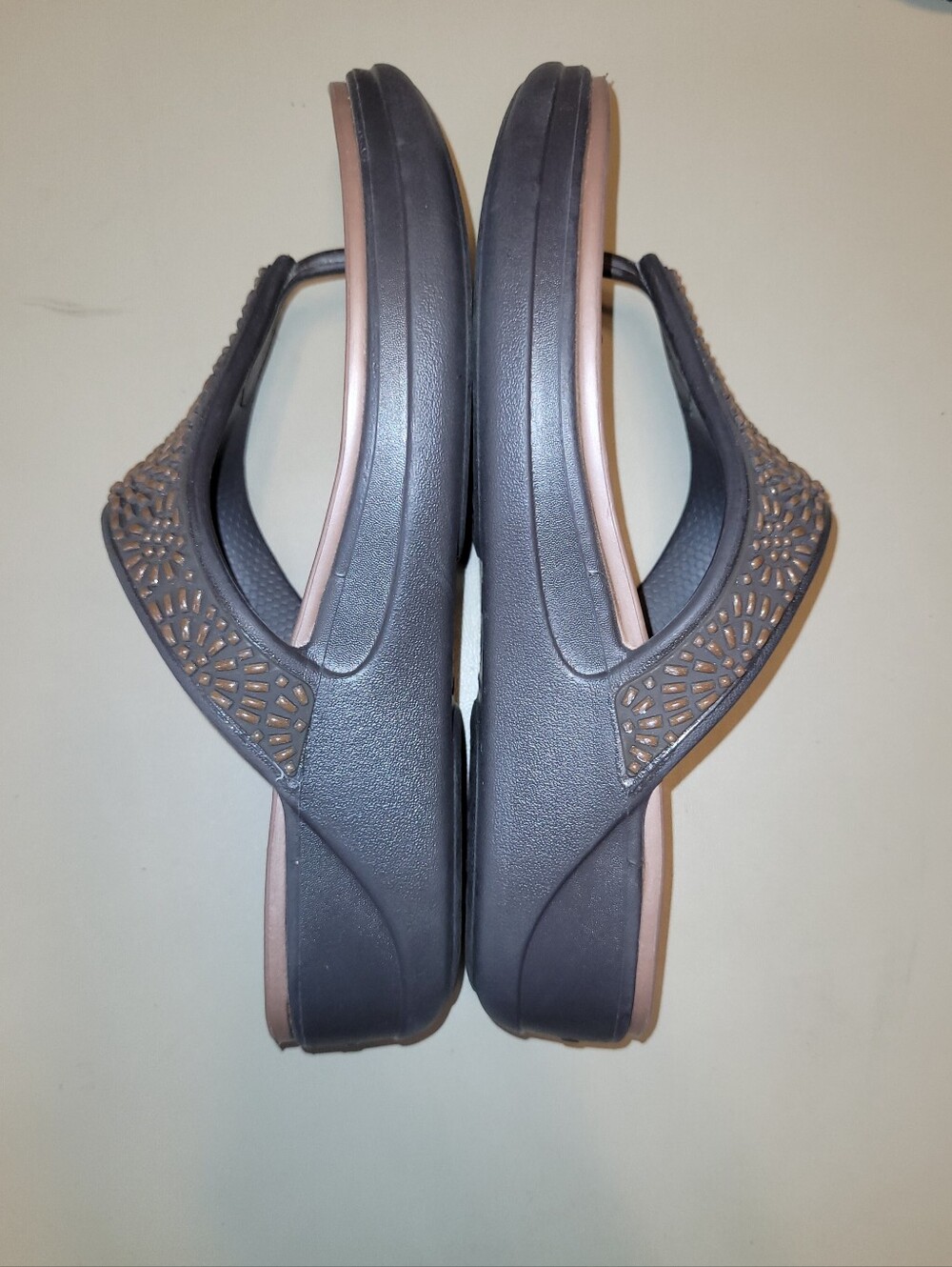 CROCS Women's Slate Gray Thong Sandal with Tan Sunburst And Footbed. Size 6 - Picture 5 of 6